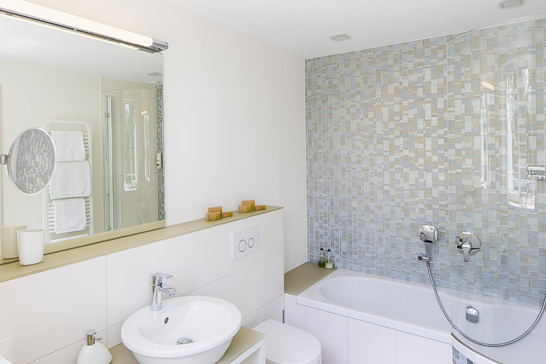 Bathroom 2, TAOme Feng Shui Stadthotel Breisgau, Emmendingen