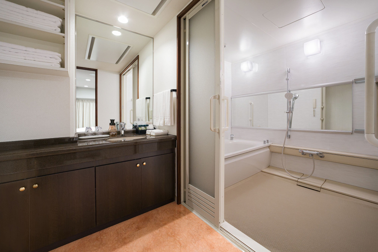 Bathroom 5, Hotel New Nagasaki, Nagasaki