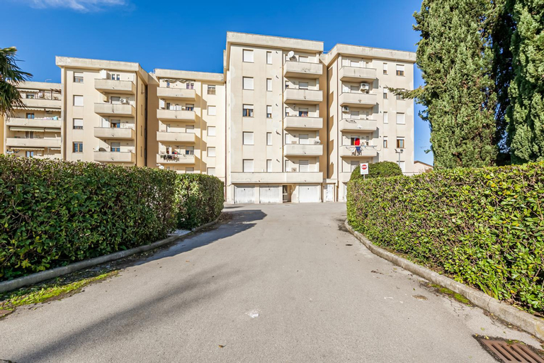 Cozy Apartment near the Hospital with 2 Balconies!, Pisa