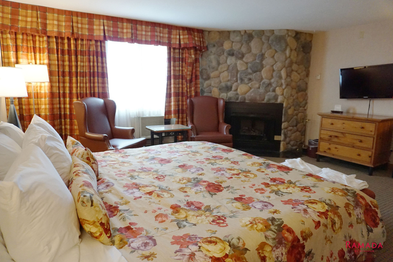Bedroom 2, Ramada Hotel & Conference Center by Wyndham Kelowna, Central Okanagan