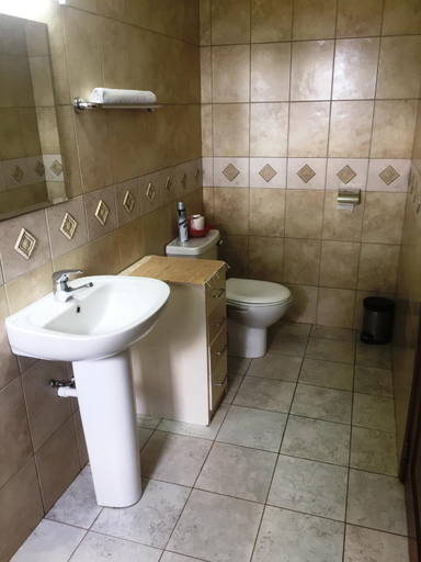 Bathroom 3, Carpe Diem, Entebbe