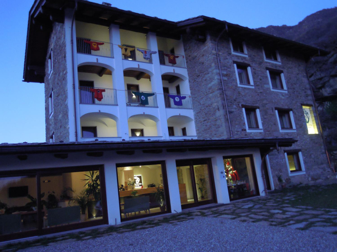 Exterior & Views