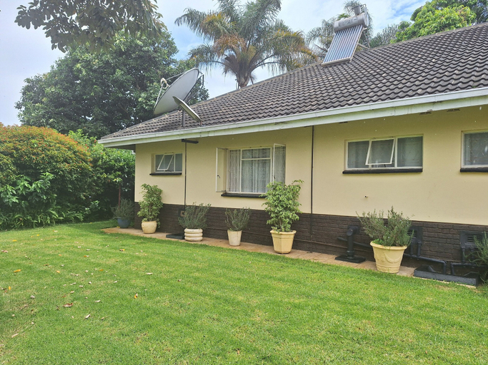 Exterior & Views 2, Charming 6-bed House With Swimming Pool in Harare, Harare
