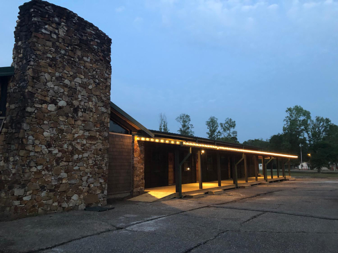 Samantha's Timber Inn, Pike