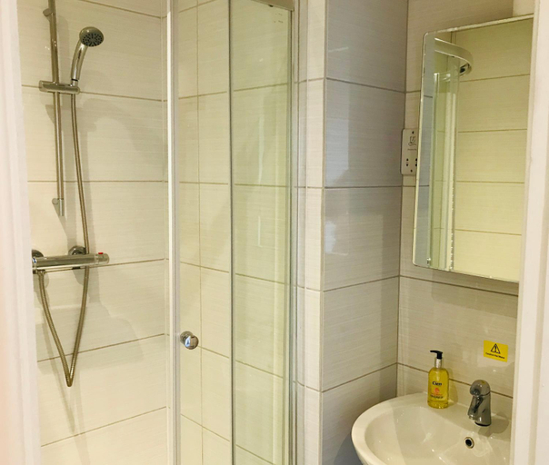 Bathroom 2, Pavilion Holiday Apartments, North Somerset