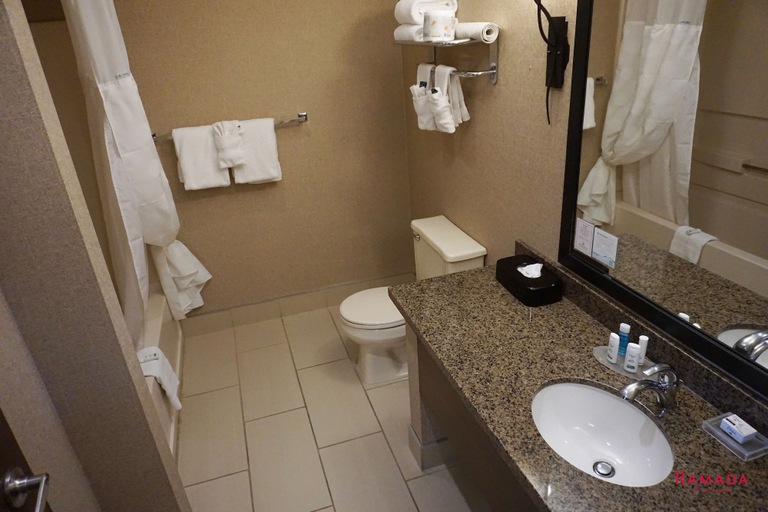 Bathroom 3, Ramada Hotel & Conference Center by Wyndham Kelowna, Central Okanagan