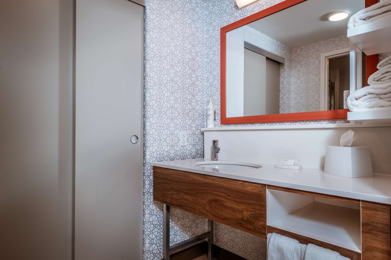 Bathroom 4, Hampton Inn & Suites St. Louis/Chesterfield, Saint Louis