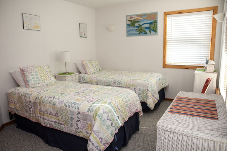 Room 4, The Sunny Spot 4 Bedroom Cottage by RedAwning, Dare