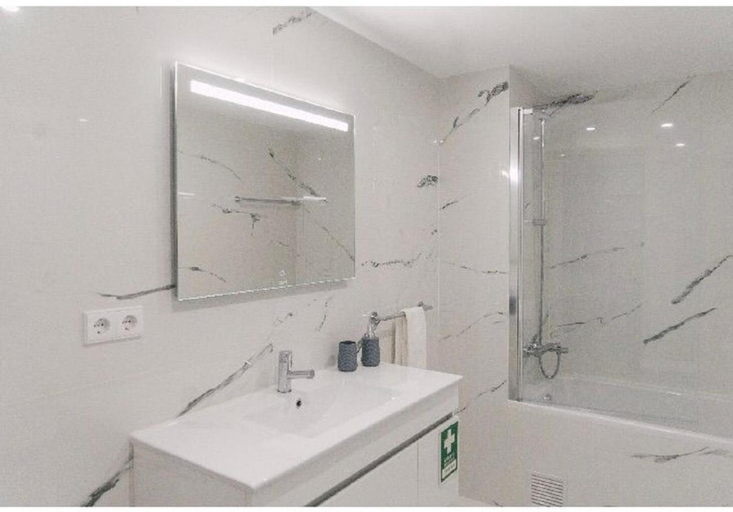 Bathroom 3, Oporto Yellow Apartments, Porto