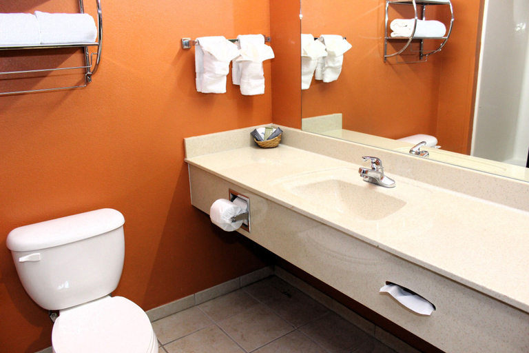 Bathroom 4, Scottish Inns Killeen near Fort Cavazos, Bell