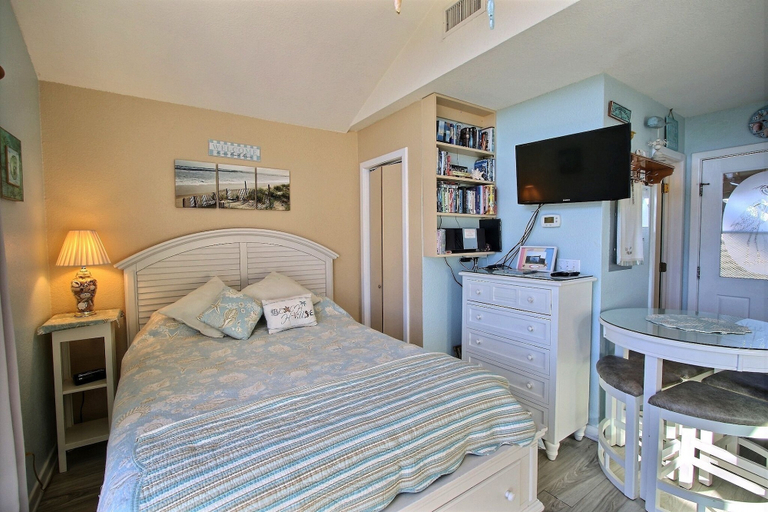 Room 4, 2 Cabana By The Sea Studio Bedroom Condo by RedAwning, Dare