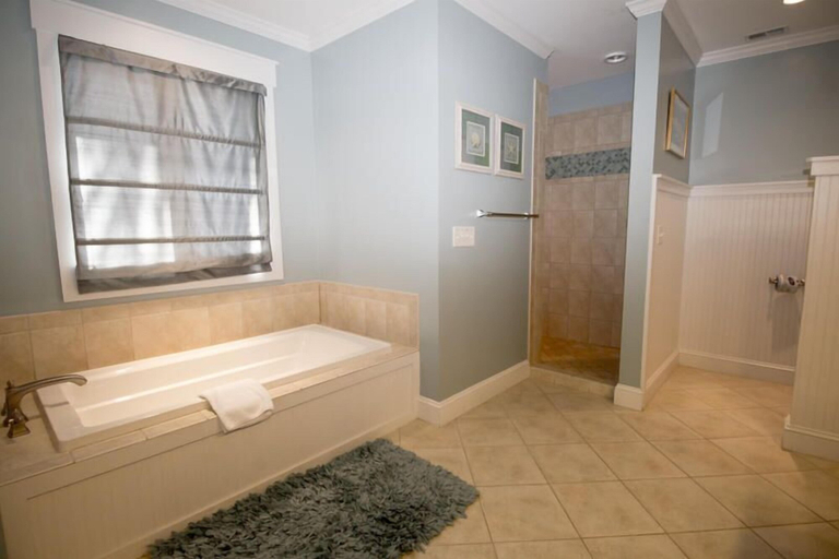 Bathroom 3, 290 Tarpon Blvd, Beaufort