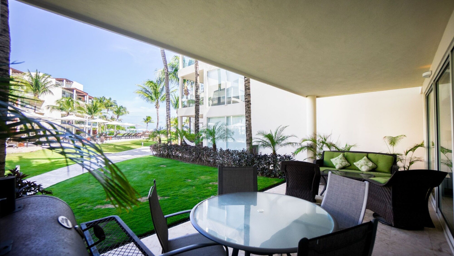 Outdoor dining 4, Elements Garden House 5 2 Bedroom Condo by RedAwning, Cozumel