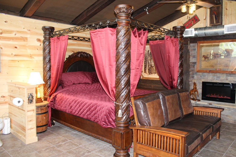 Bedroom 2, Samantha's Timber Inn, Pike