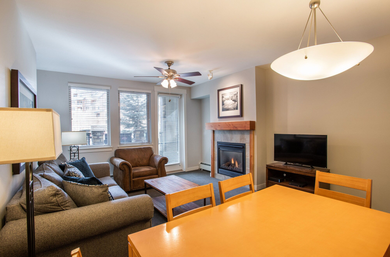 Living area, Fraser Crossing/Founders Pointe, Condo | 2 Bedroom (Select-Rated Condo 3311), Grand