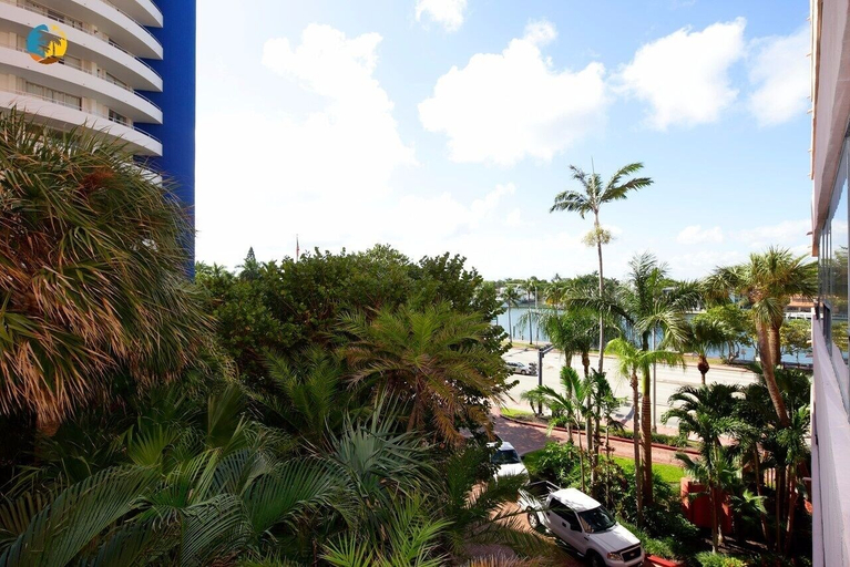 Exterior & Views 2, Alexander 519 3 Bedroom Apts by RedAwning, Miami-Dade
