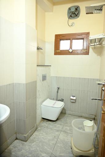 Bathroom 3, Hotel Atul Regency, Shimla