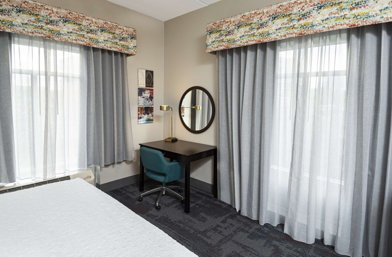 Bedroom 3, Hampton Inn & Suites Raleigh Downtown, Wake