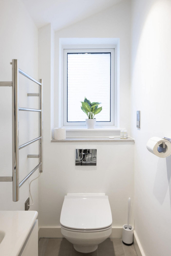 Bathroom 3, CH Apt 12 2bed in Bath, Bath and North East Somerset