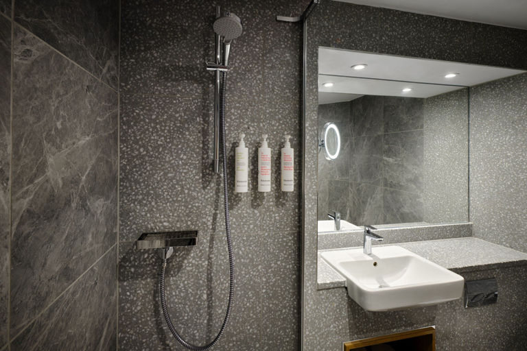 Bathroom 5, Edinburgh Marriott Hotel Holyrood, Edinburgh