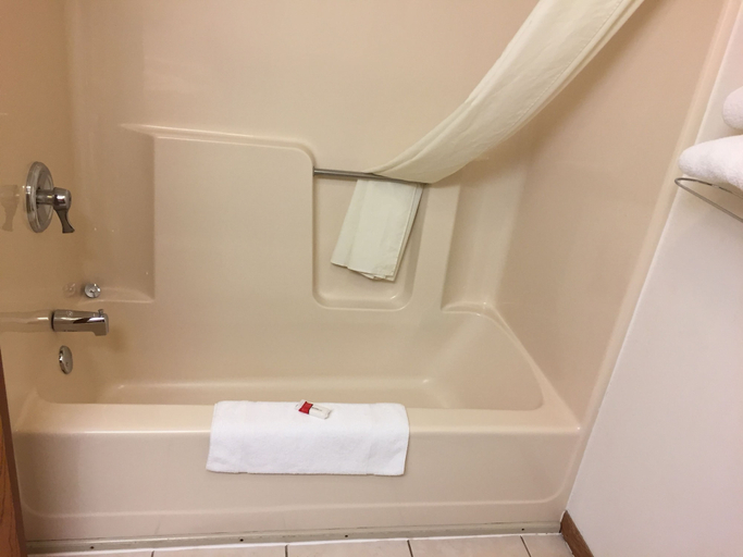 Bathroom 4, Super 8 by Wyndham Escanaba, Delta