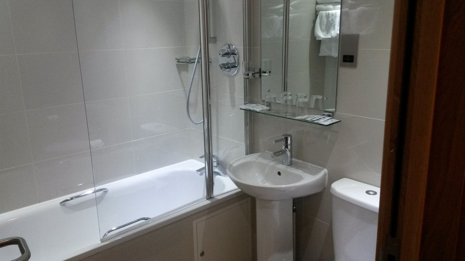Bathroom 4, Regency Hotel Parkside, London
