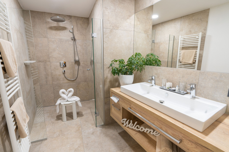 Bathroom 5, Hotel Gundolf, Imst