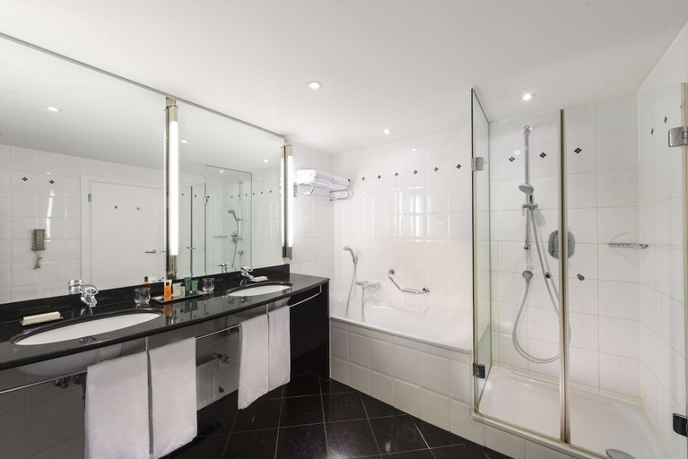 Bathroom 5, Hilton Berlin, Berlin