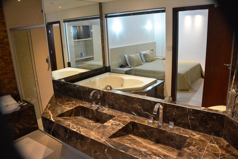 Bathroom 3, Galatas Golden Hotel, Patos de Minas