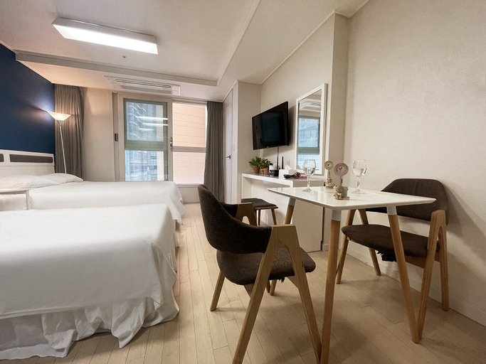 No.2 # Busan Haeundae Ocean View Accommodation # 10 seconds from the beach # Ocean View Restaurant # Wi-Fi, Haeundae