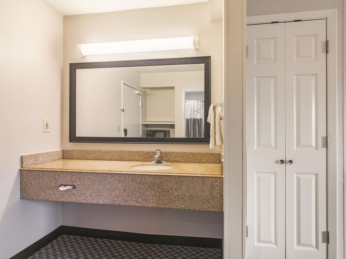Bathroom 5, Wingate by Wyndham Brunswick GA / I-95, Glynn
