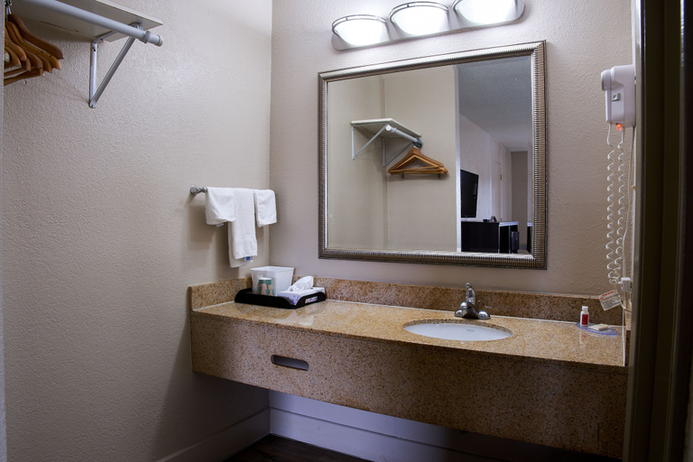 Bathroom 5, Quality Inn Garysburg – Roanoke Rapids, Northampton