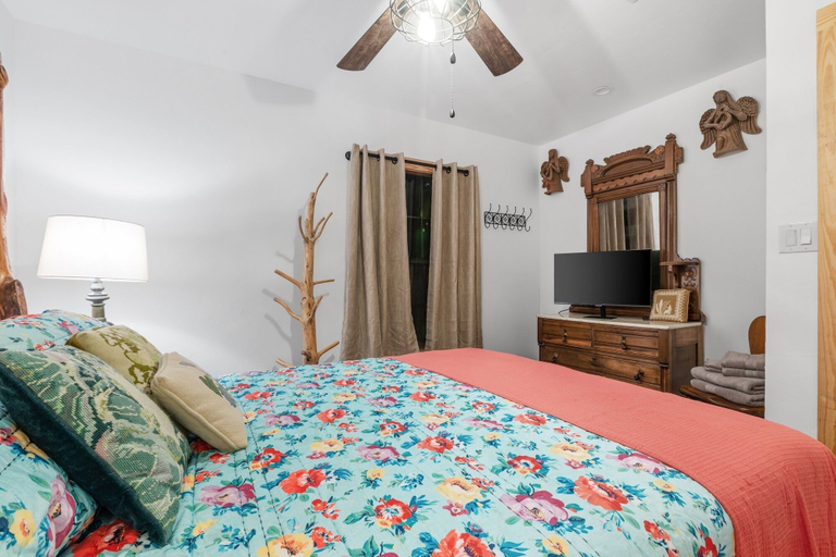 Bedroom 2, Guadalupe Bluff Bunk House 5 Bedroom Home by RedAwning, Kerr