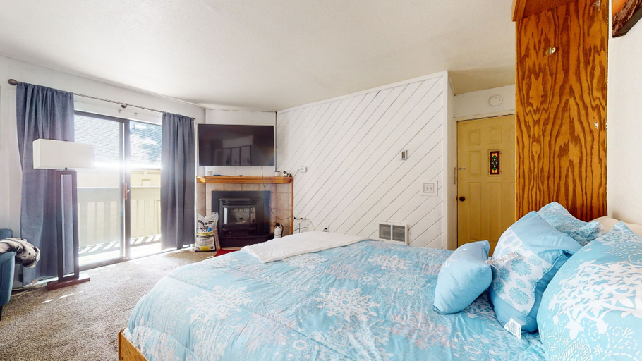 Room 4, La Vista Blanc #59 1 Bedroom Condo by RedAwning, Mono