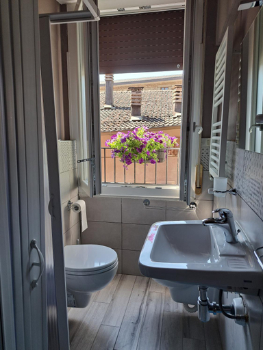 Bathroom 3, hotel Bologna, Modena