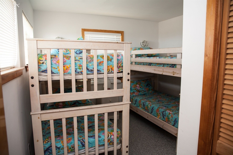 Room 5, The Sunny Spot 4 Bedroom Cottage by RedAwning, Dare