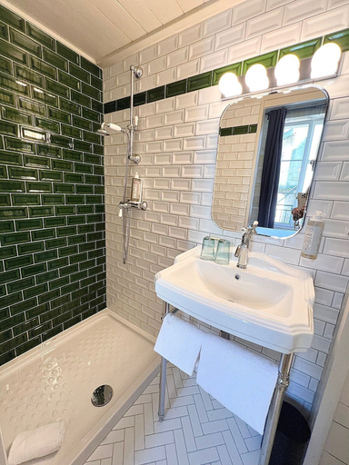 Bathroom 4, La Tour Intendance, Gironde