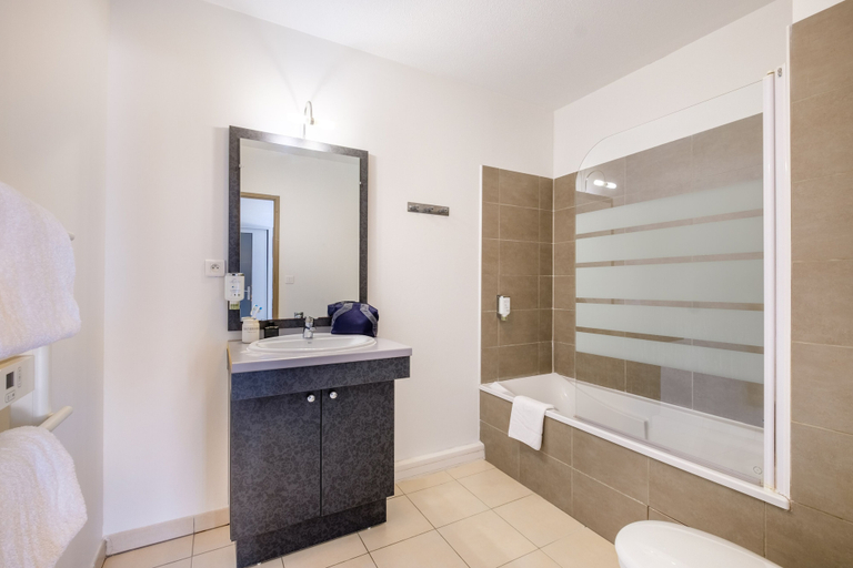 Bathroom 4, Comfort Aparthotel Antibes Le Maestria, Alpes-Maritimes