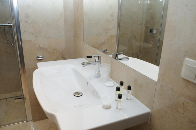 Bathroom 3, Arte, Brzeg