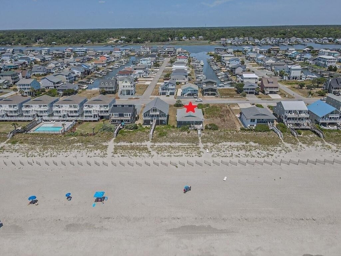 Beach 3, Salty Paradise 4 Bedroom Home by RedAwning, Brunswick