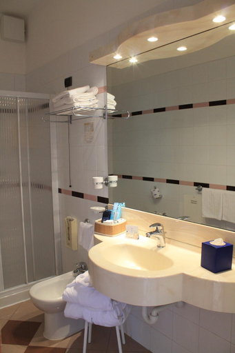 Bathroom 5, Hotel Medusa, Agrigento