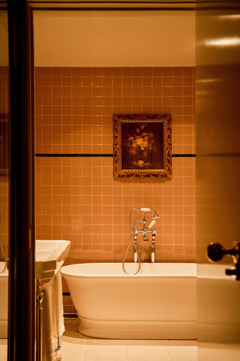 Bathroom 4, Grand Hôtel Bellevue, London