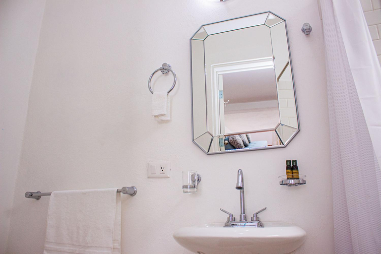 Bathroom 2, Casa Cardennal, Allende