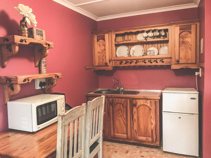 Kitchen, Biggy Best Cottages, Umgungundlovu