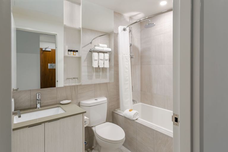 Bathroom 3, reStays Ottawa, Ottawa