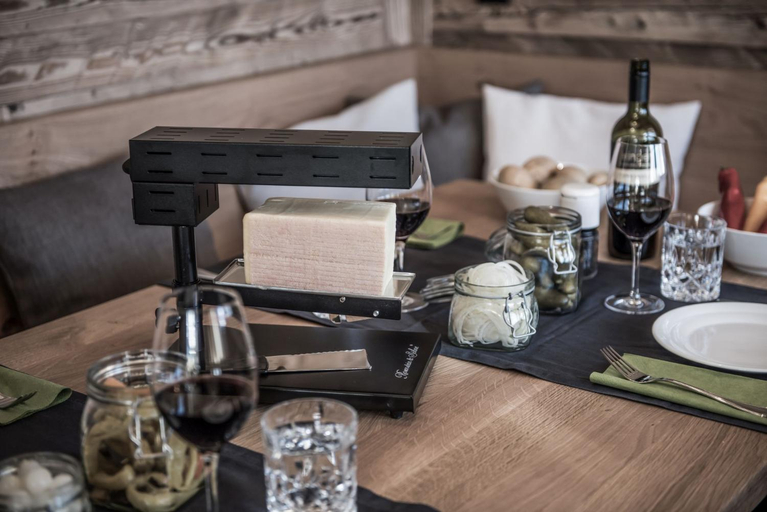 Food & Drinks, Aadla Walser-Chalets mit privater Sauna, Hotpot und Hotelservice, Bregenz