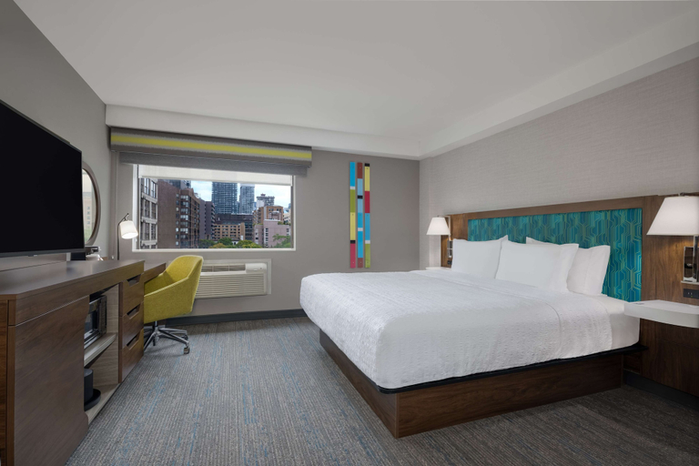 Bedroom 4, Hampton Inn & Suites by Hilton Toronto Downtown, Toronto