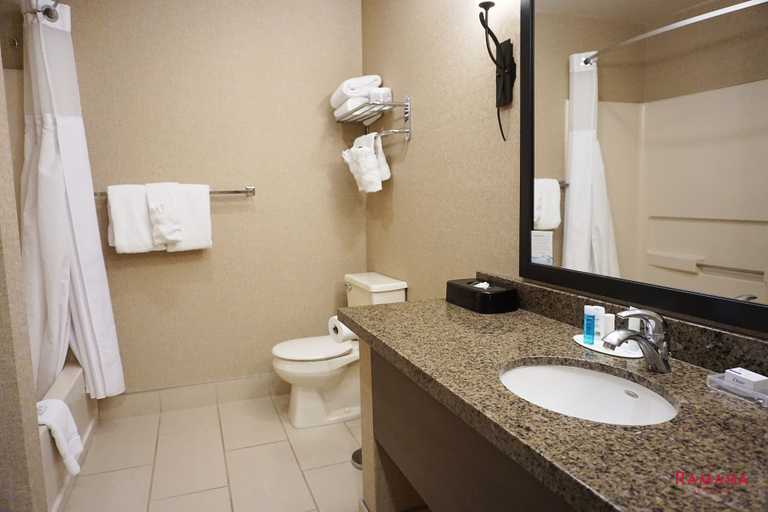 Bathroom 3, Ramada Hotel & Conference Center by Wyndham Kelowna, Central Okanagan
