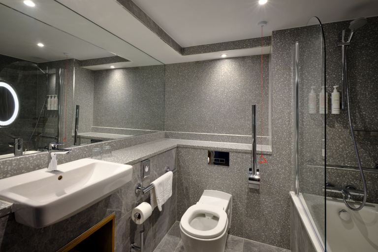 Bathroom 5, Edinburgh Marriott Hotel Holyrood, Edinburgh