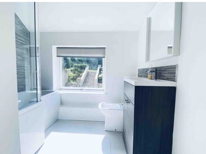 Bathroom, Exclusive 4-bed House 10 Minutes From Newcastle, Gateshead
